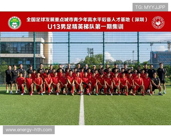 中国足球队员与世界足球明星合影 留下珍贵瞬间彰显国际影响力